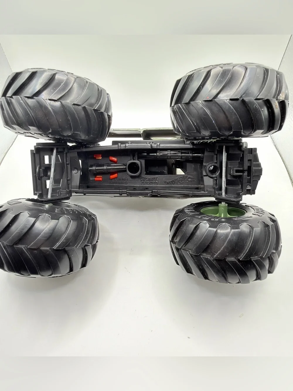 Hot Wheels ~ Monster Jam Truck ~ V8 BOMBER 1:24 scale